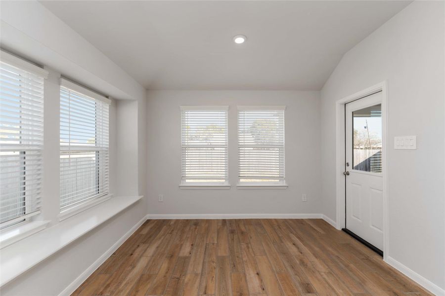 Spacious, unfurnished interior of a new home in Sunrise Cove, Texas City (Image 18).