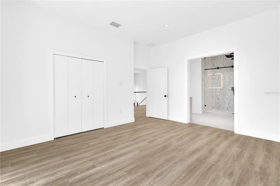 Spacious, unfurnished interior of a new home in , Windermere (Image 16).