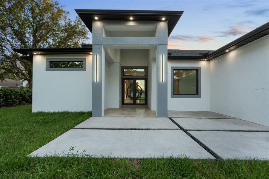 Exterior details and patio area of a home in , Weeki Wachee (Image 36).