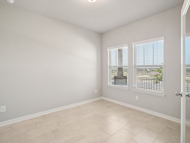 Spacious, unfurnished interior of a new home in Lark Canyon, New Braunfels (Image 22).