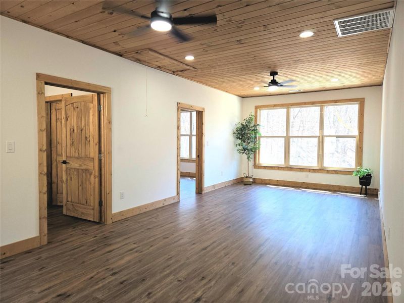 Spacious, unfurnished interior of a new home in , Murphy (Image 10).