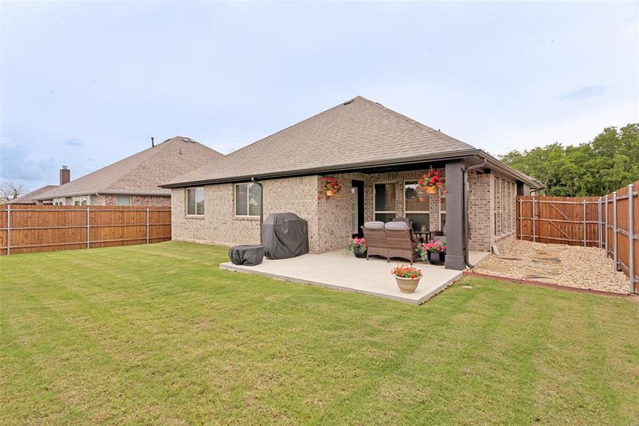 Exterior details and patio area of a home in Sunset Ridge, Alvarado (Image 22).