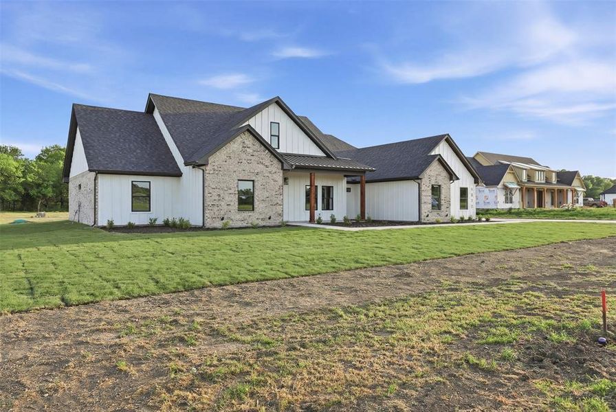 Exterior details and patio area of a home in , Weatherford (Image 21).