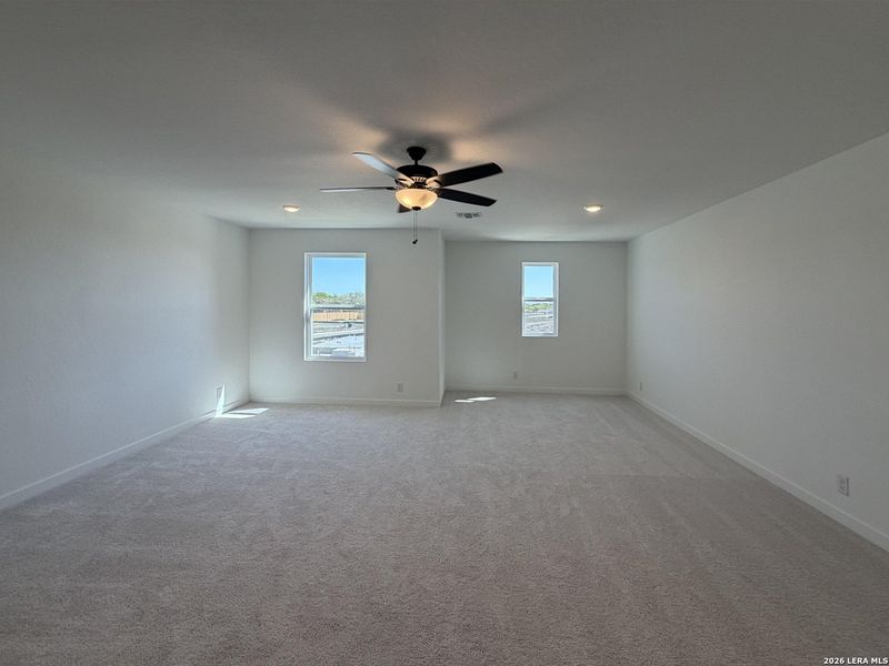 Spacious, unfurnished interior of a new home in Nopal Valley, San Antonio (Image 25).
