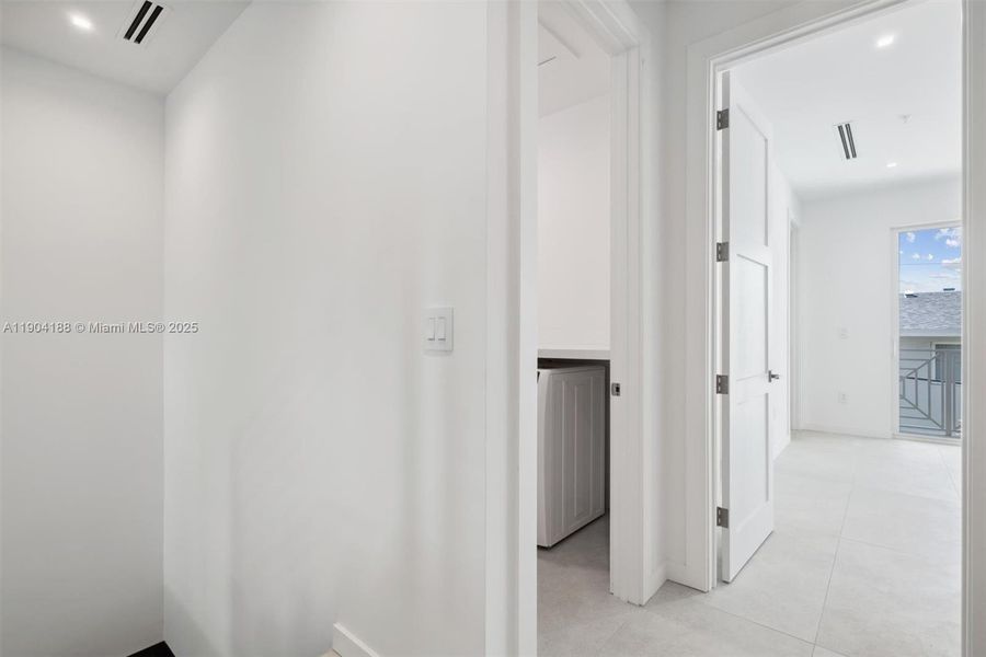 Spacious, unfurnished interior of a new home in , Pompano Beach (Image 25).