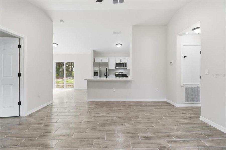 Spacious, unfurnished interior of a new home in , Ocala (Image 11).