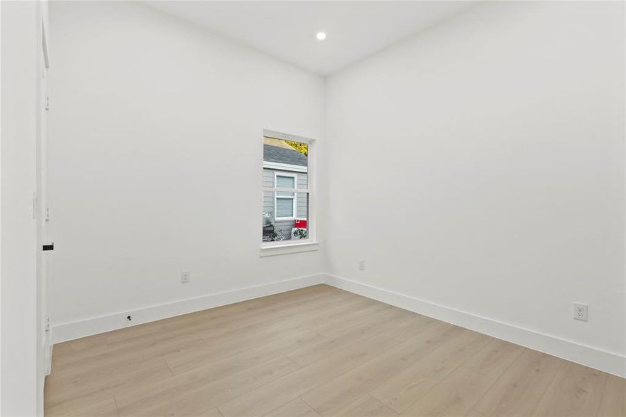 Spacious, unfurnished interior of a new home in , Dallas (Image 8).