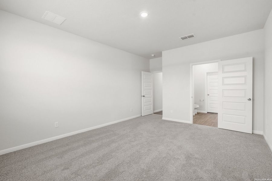 Spacious, unfurnished interior of a new home in Cinco Lakes, San Antonio (Image 18).