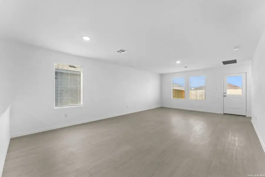 Spacious, unfurnished interior of a new home in Sky Ranch, New Braunfels (Image 26).