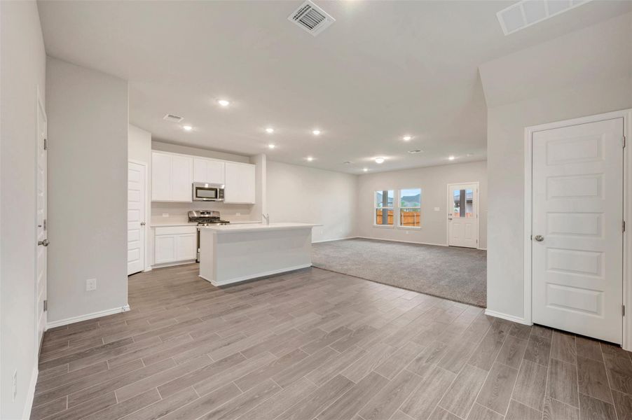 Spacious, unfurnished interior of a new home in Heritage, Dripping Springs (Image 22).