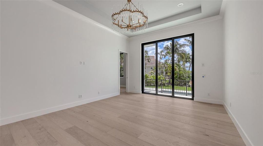 Spacious, unfurnished interior of a new home in , Longboat Key (Image 47).