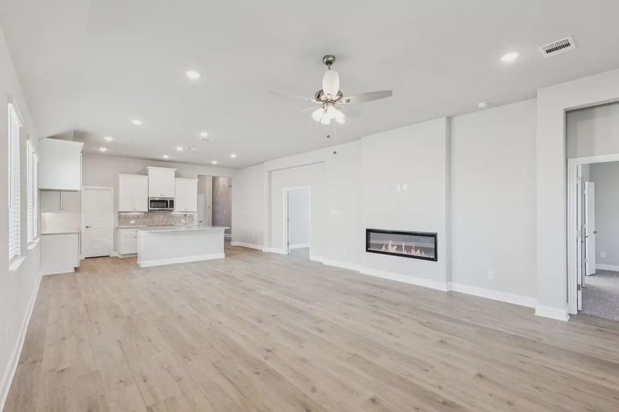 Spacious, unfurnished interior of a new home in Summer Crest, Crowley (Image 23).