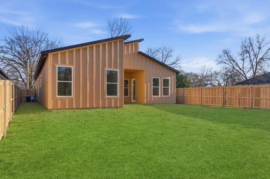 Exterior details and patio area of a home in , Dallas (Image 4).