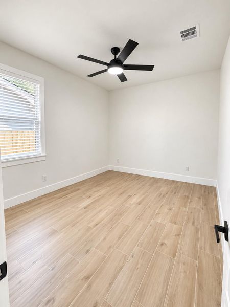 Spacious, unfurnished interior of a new home in , Baytown (Image 6).