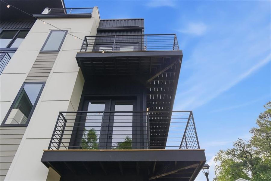 Condo located in Atlanta, GA showcasing its design and architecture (Image 3). Condo located in Atlanta, GA showcasing its design and architecture (Image 3).