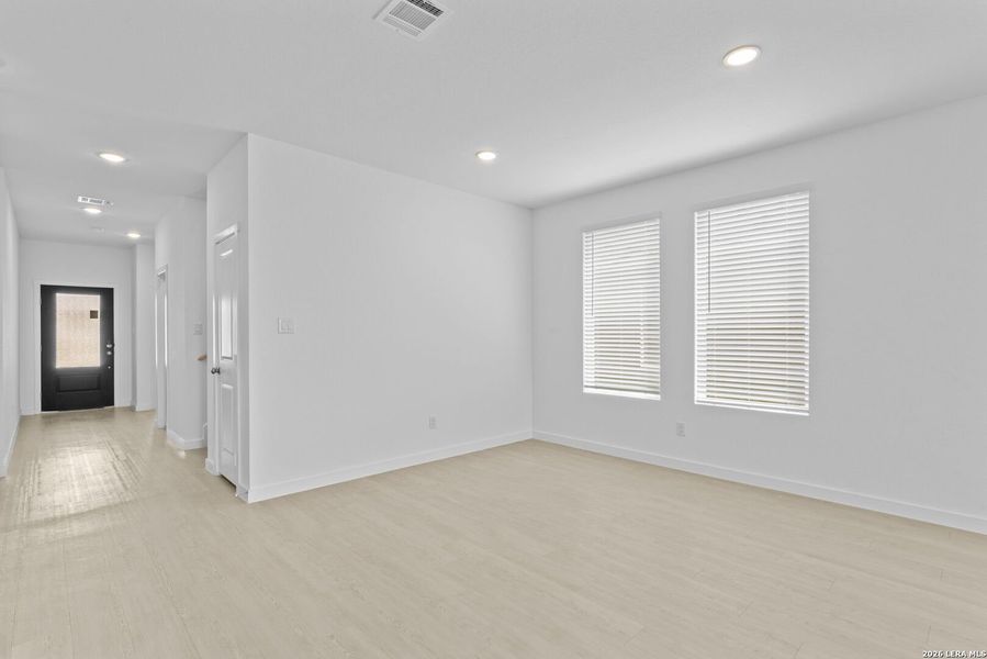 Spacious, unfurnished interior of a new home in Espada, San Antonio (Image 14).