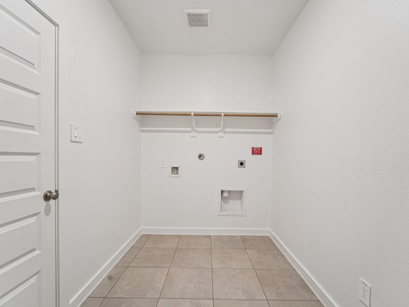 Spacious, unfurnished interior of a new home in Massey Oaks - Premier Series, Pearland (Image 15).