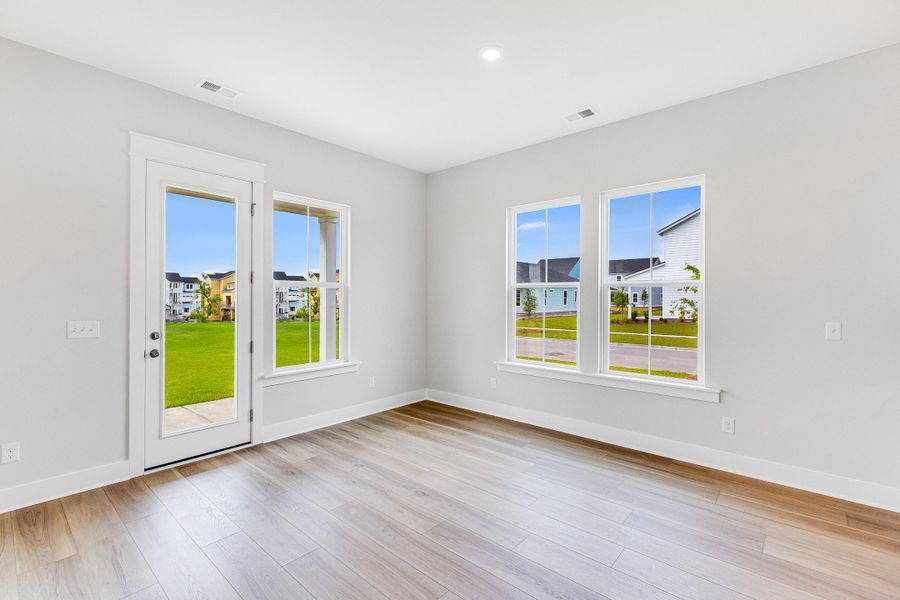 Spacious, unfurnished interior of a new home in Carnes Crossroads, Summerville (Image 4).