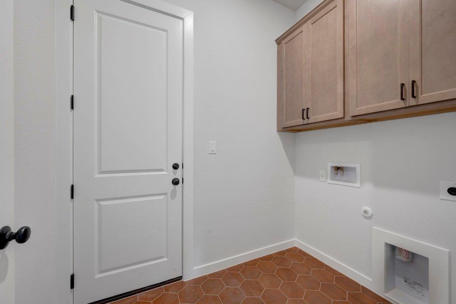 Spacious, unfurnished interior of a new home in Heritage, Dripping Springs (Image 22).