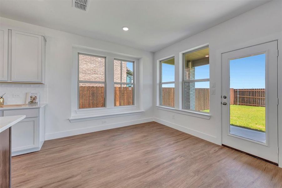 Spacious, unfurnished interior of a new home in Chaparral Park, Oak Point (Image 28).