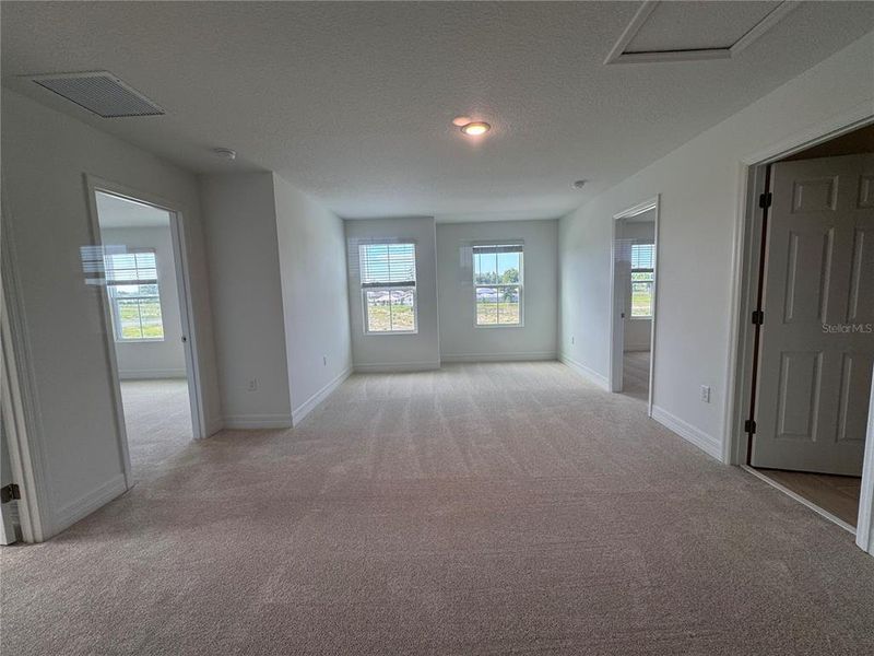 Spacious, unfurnished interior of a new home in Oakview, Apopka (Image 8).