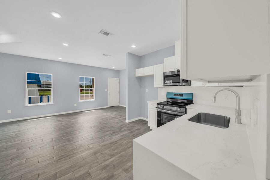 Spacious, unfurnished interior of a new home in , Freeport (Image 18).