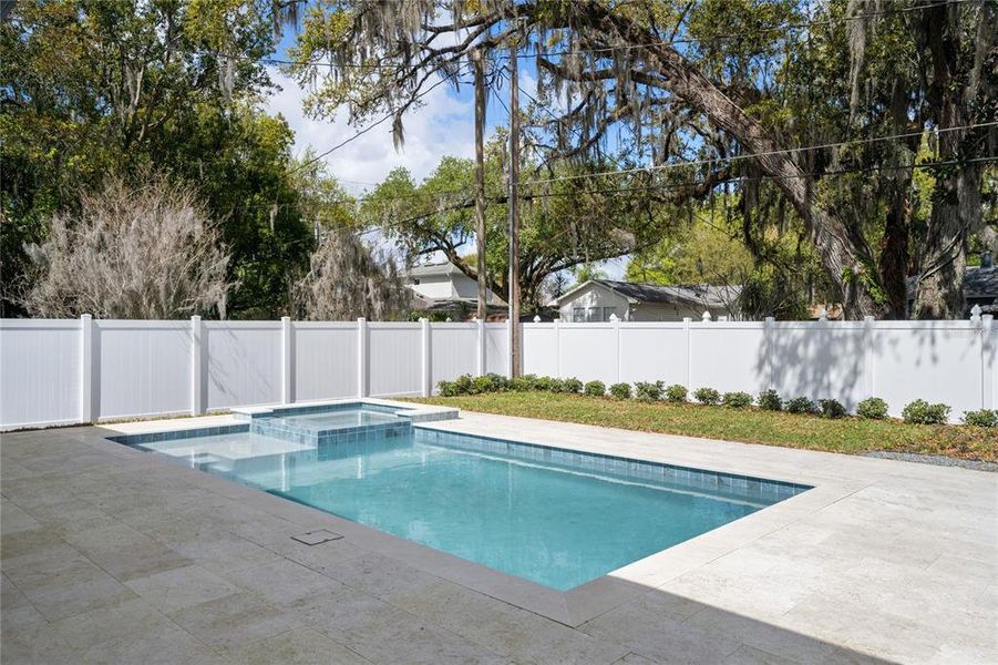 Exterior details and patio area of a home in College Park, Orlando (Image 37).