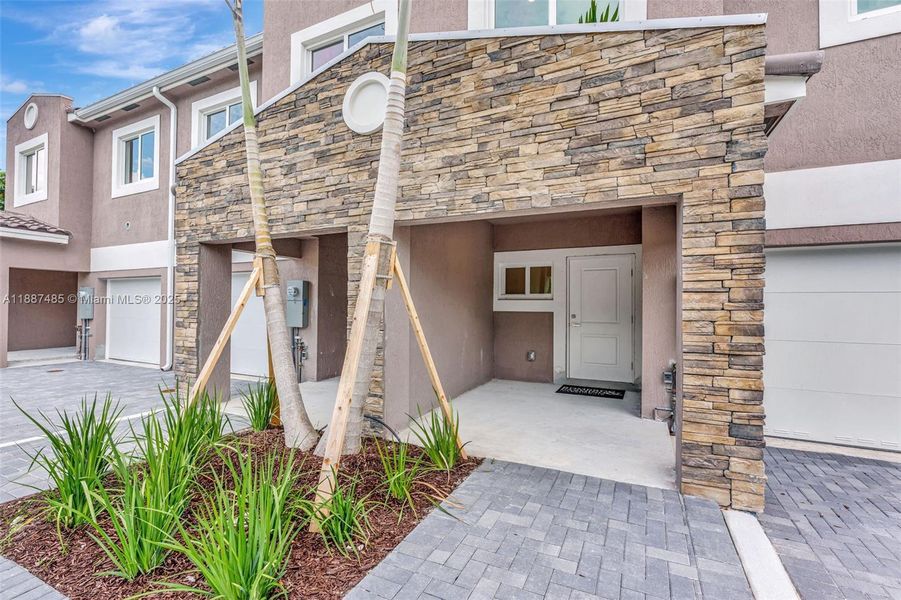 Exterior details and patio area of a home in , Coral Springs (Image 1).