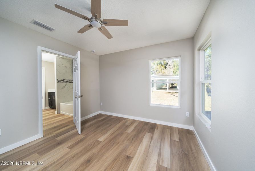 Spacious, unfurnished interior of a new home in , Palatka (Image 24).