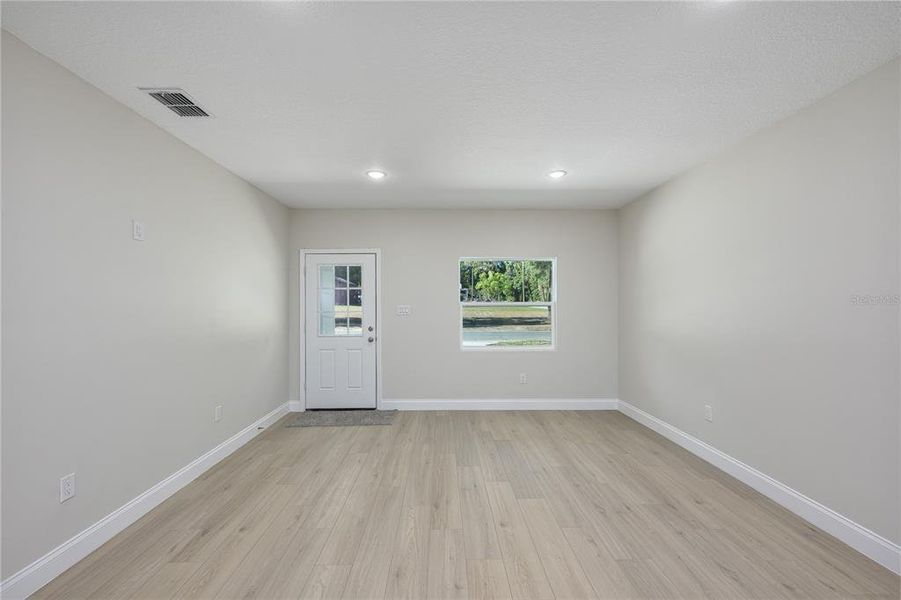 Spacious, unfurnished interior of a new home in , Deland (Image 17).