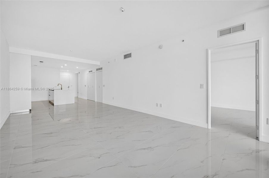 Spacious, unfurnished interior of a new home in Aria Reserve, Miami (Image 14).