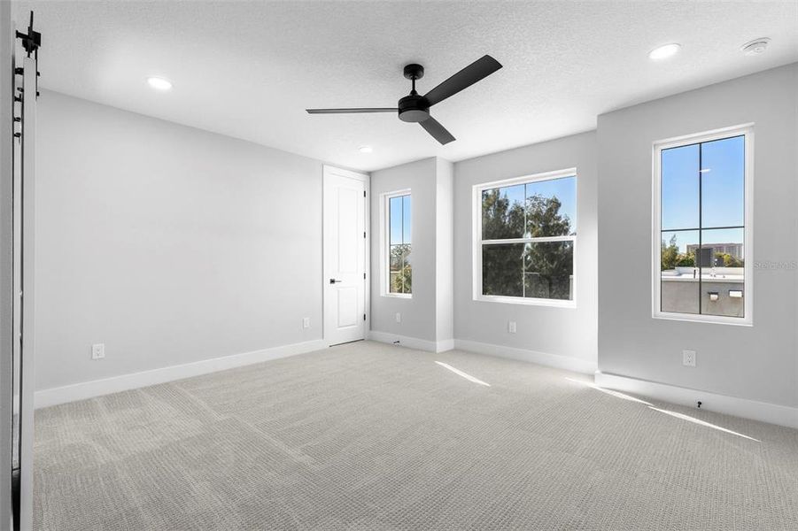 Spacious, unfurnished interior of a new home in , Tampa (Image 19).