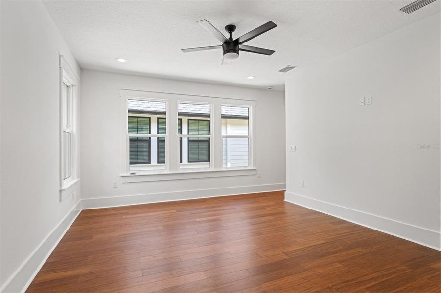 Spacious, unfurnished interior of a new home in , Tampa (Image 41).
