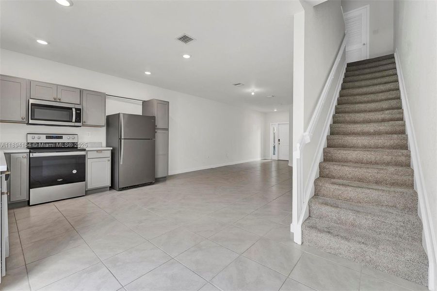 Spacious, unfurnished interior of a new home in , Florida City (Image 7).