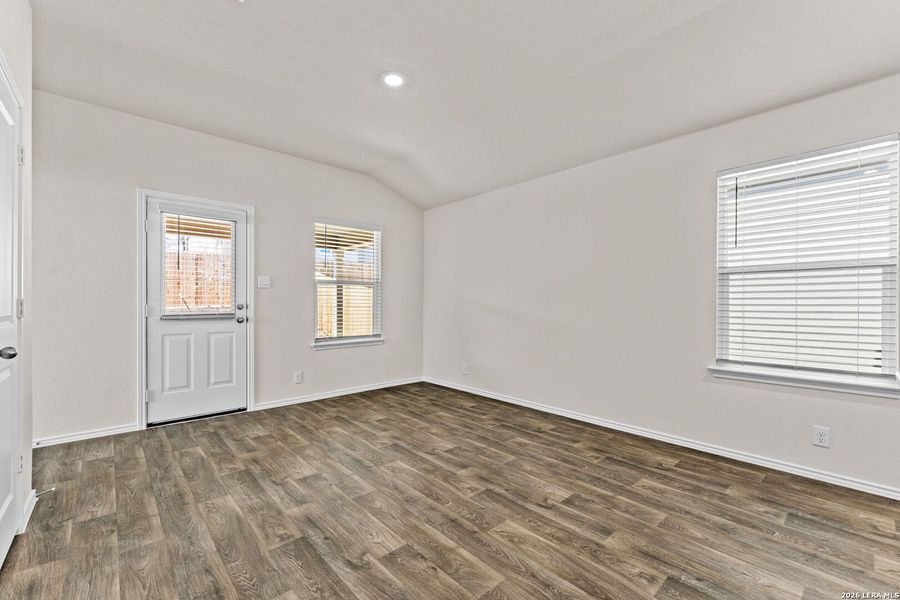Spacious, unfurnished interior of a new home in Applewood, San Antonio (Image 14).