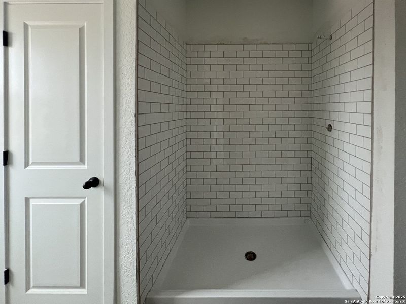 Close-up of interior finishes inside a home in Nopal Valley, San Antonio (Image 9).