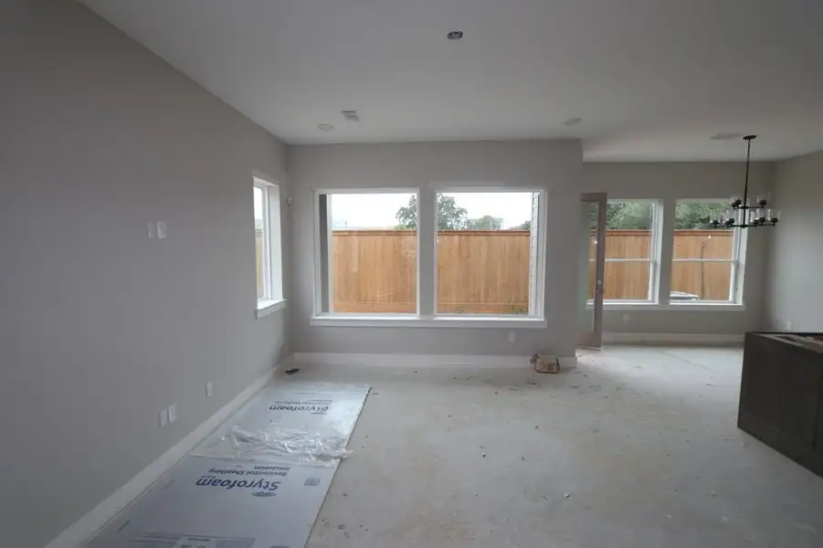Spacious, unfurnished interior of a new home in Retreat at Oak Park, Houston (Image 10).