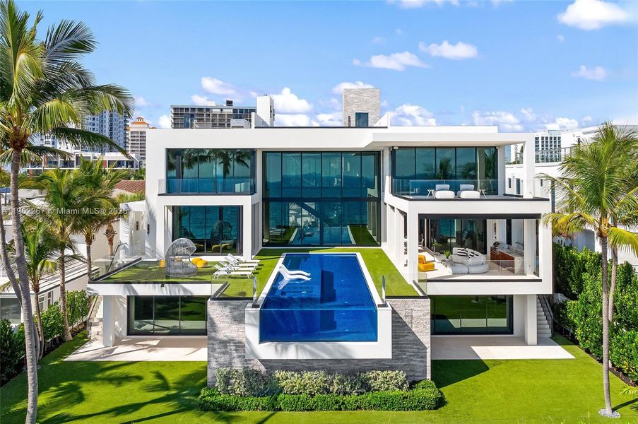 Exterior details and patio area of a home in , Fort Lauderdale (Image 47).