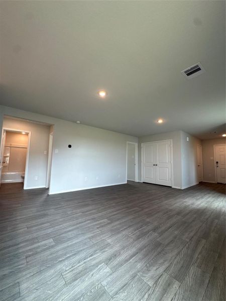 Spacious, unfurnished interior of a new home in Santa Fe, Cleveland (Image 14).