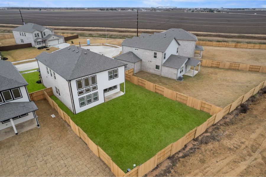 Exterior details and patio area of a home in Creekhaven, Rosharon (Image 4).