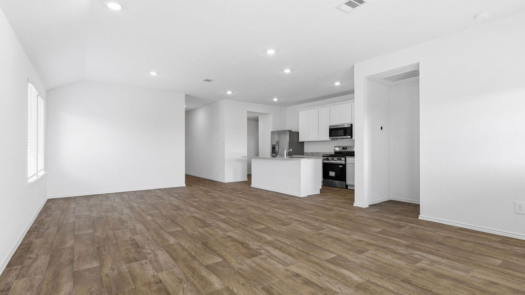 Spacious, unfurnished interior of a new home in Tamarron, Fulshear (Image 25).