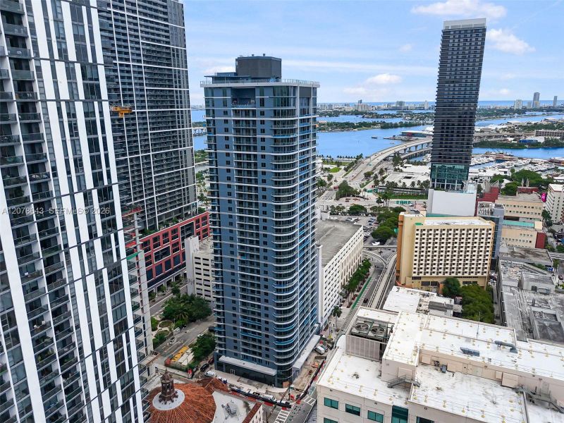 Condo located in Miami, FL showcasing its design and architecture (Image 30).