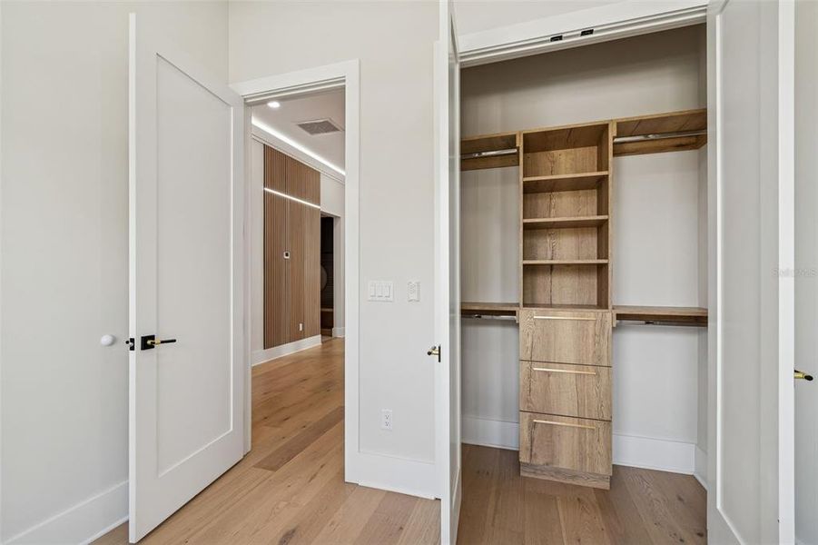 Spacious, unfurnished interior of a new home in , Tampa (Image 22).