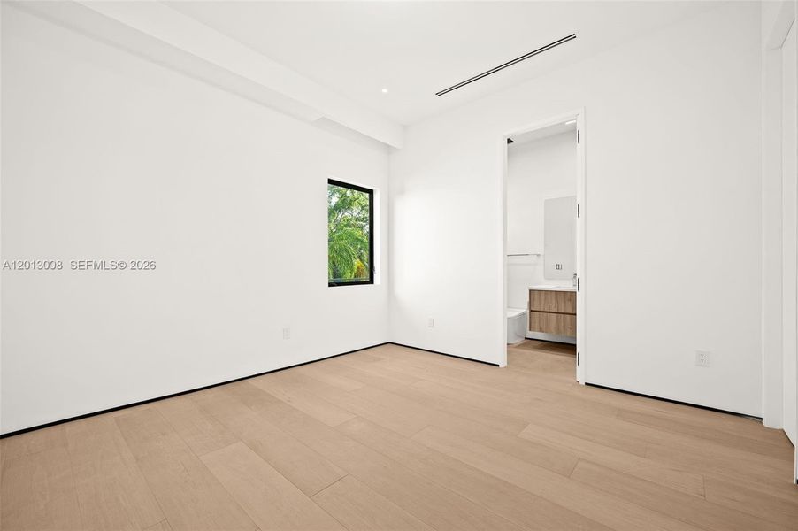 Spacious, unfurnished interior of a new home in , Miami (Image 37).
