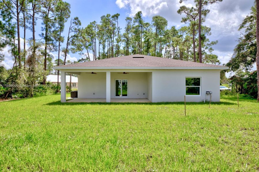 Exterior details and patio area of a home in , Sebring (Image 18).