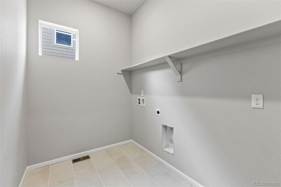 Spacious, unfurnished interior of a new home in , Golden (Image 42).