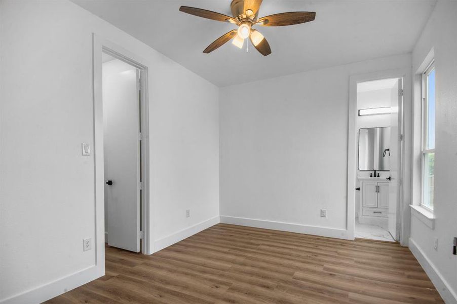 Spare room with sink, dark wood-type flooring, and ceiling fan