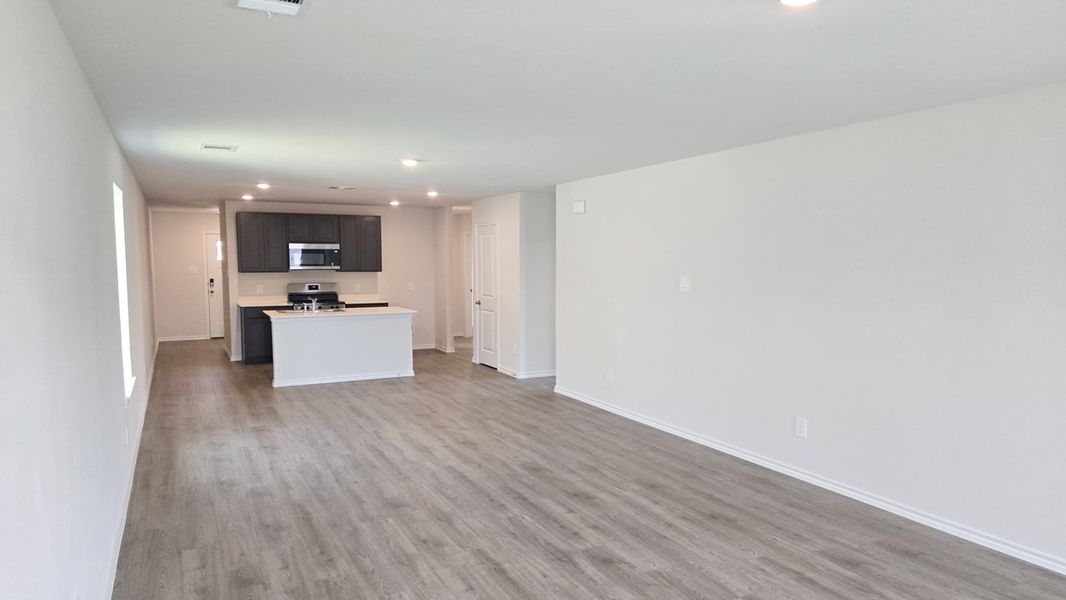 Spacious, unfurnished interior of a new home in Creekside Ranch, Blue Ridge (Image 8).