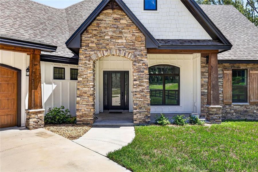Exterior details and patio area of a home in , Dade City (Image 27).