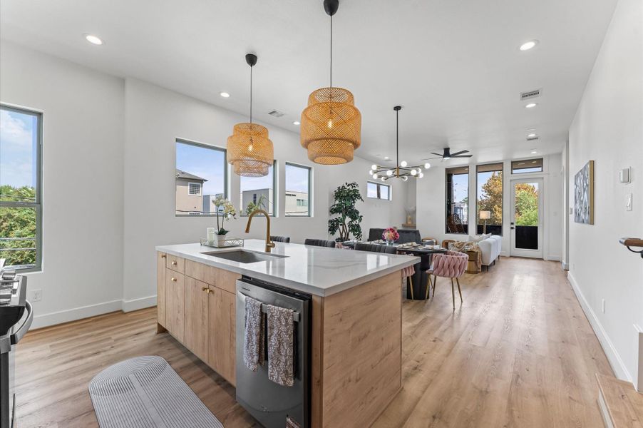 Lots of natural lighting through all main floor. Lots of natural lighting through all main floor.